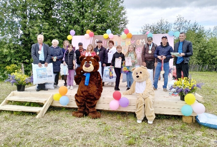Импровизированный зрительный зал на сельской улице в Кособаново