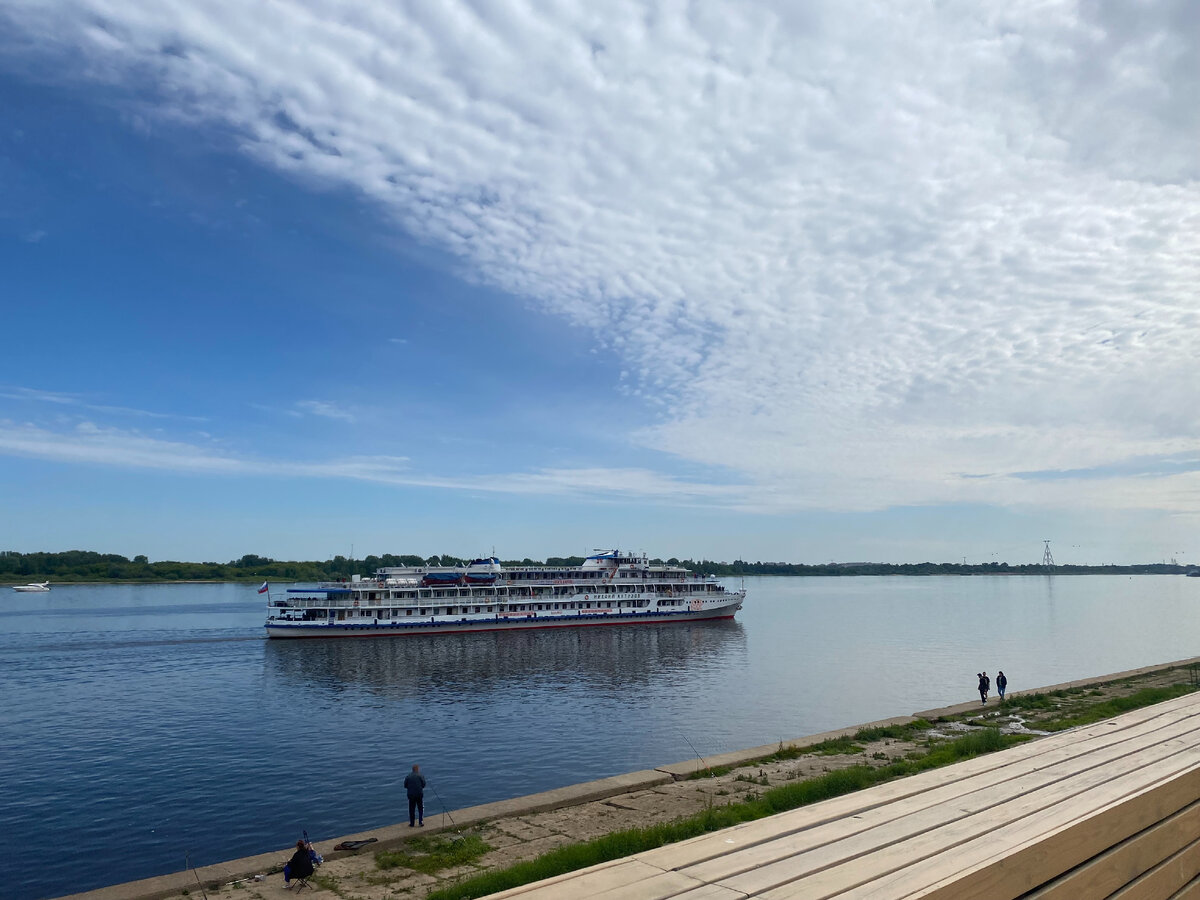 Утро на набережной Волги. Теплоход. Рыбаки. 