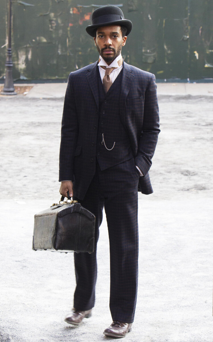 Костюм на четырёх пуговицах, часы на цепочке, накрахмаленный воротник с поднятым отлётом