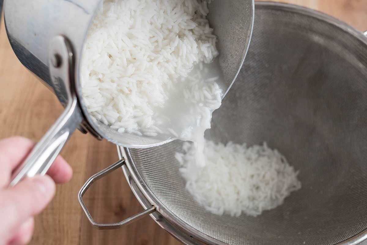 Кипят до готовности. Рис в кастрюле. Рассыпчатый рис в кастрюле. Вареный рис в кастрюле. Рис отварить рассыпчатый в кастрюле.