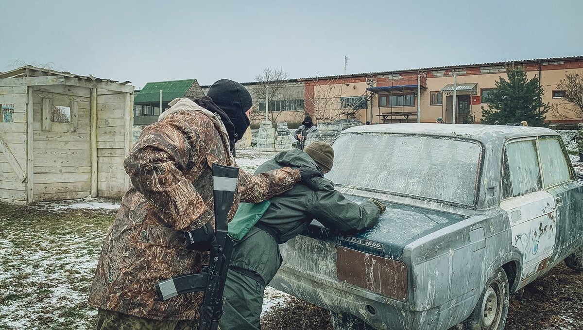     В центре Ростова сняли кадры задержания ЧВК «Вагнер» двух неизвестных мужчин, видео поделились СМИ.