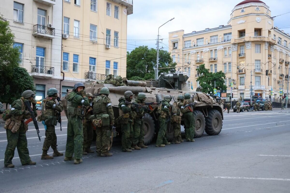    Бойцы ЧВК “Вагнер” у штаба ЮВО в Ростове утром 24 июня //Фото Эрик Романенко/ТАСС