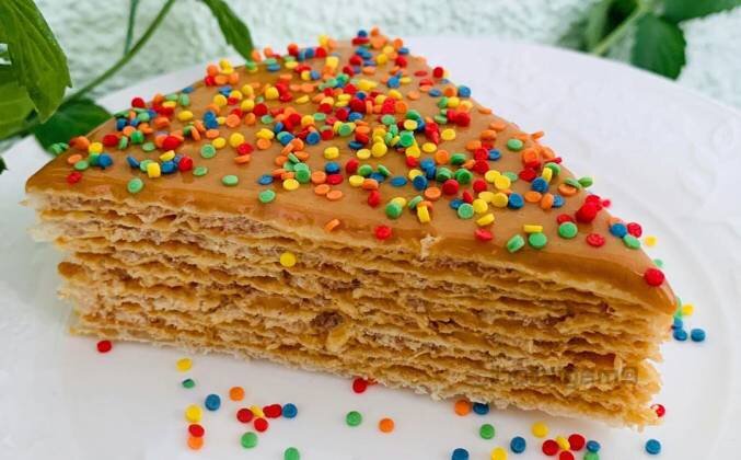 Вафельный торт со сгущенкой и орехами