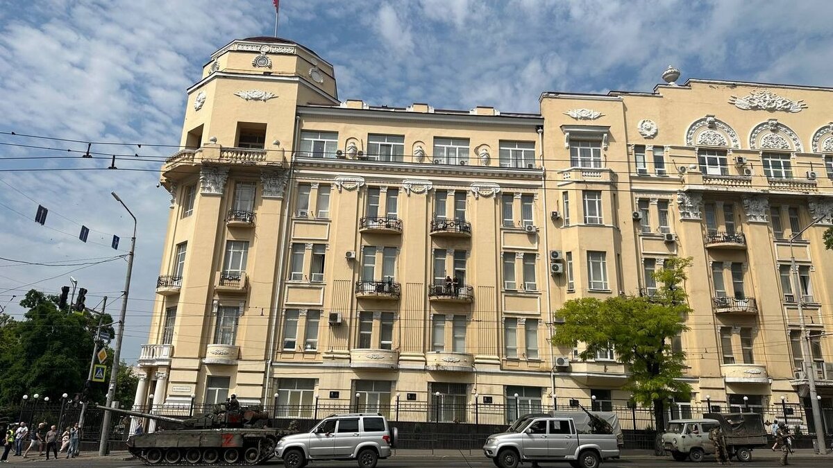     В Ростове источниками выстрелов в зоне штаба ЮВО оказалась стрельба ЧВК «Вагнер» по зданию офиса «Ростелекома», видео опубликовал Telegram-канал «RT на русском».