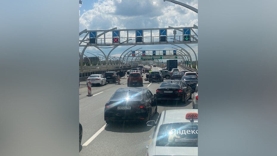    Последствия массовой аварии на ЗСД в Петербурге, 25 июня 2023 года. Автор фото: t.me/Megapolisonline