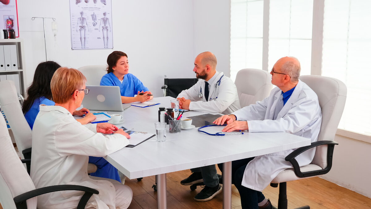<a href="https://www.freepik.com/free-photo/team-expert-doctors-sitting-desk-hospital-conference-room-having-briefing-clinic-expert-therapist-talking-with-colleagues-about-disease-treatment-development-medicine-professional_15959633.htm#query=%D0%BA%D0%BE%D0%BD%D1%81%D0%B8%D0%BB%D0%B8%D1%83%D0%BC%20%D0%B2%D1%80%D0%B0%D1%87%D0%B5%D0%B9&position=12&from_view=search&track=ais">Image by DCStudio</a> on Freepik