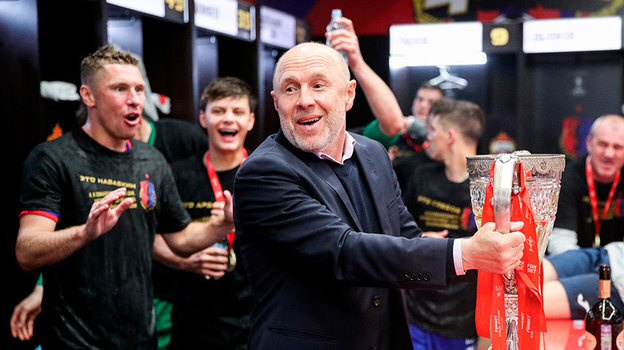    Владимир Федотов с трофеем победителей Кубка России.Дарья Исаева