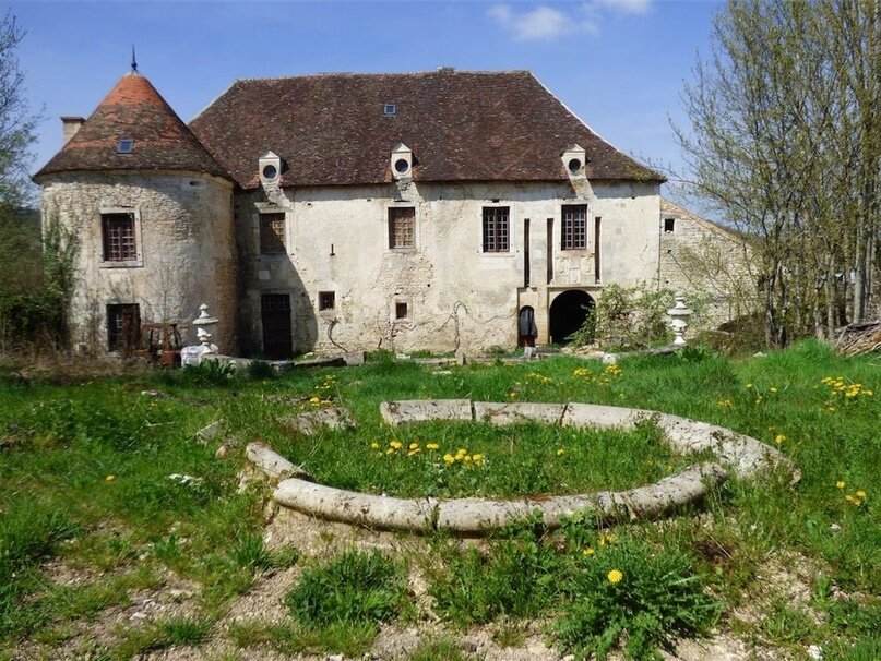 Вполне себе заброшенный замок 15 века Château “les Hirondelles” à Gurgy, можно его патронировать или выкупить
