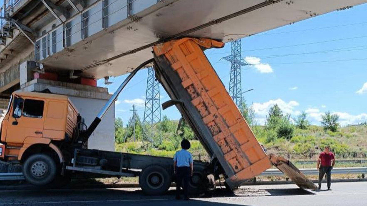 Самосвал с поднятым кузовом врезался в мост в Восточно-Казахстанской  области | Bizmedia.kz | Дзен