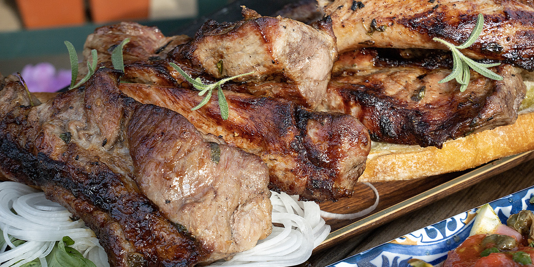 Пару хитростей для сочного шашлыка из свиной шеи