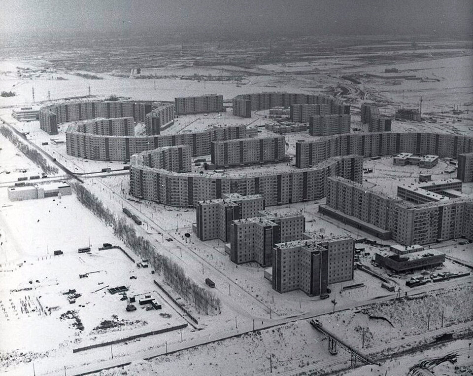     Солнечный, конец 1980-х. Подковообразные дома должны были защищать от ветра. Внутри же этих огромных дворов проектировались школы и детские сады