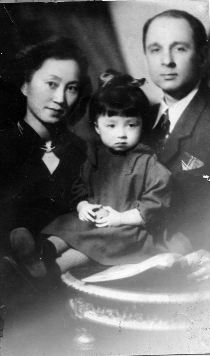 Надя Рушева с родителями.