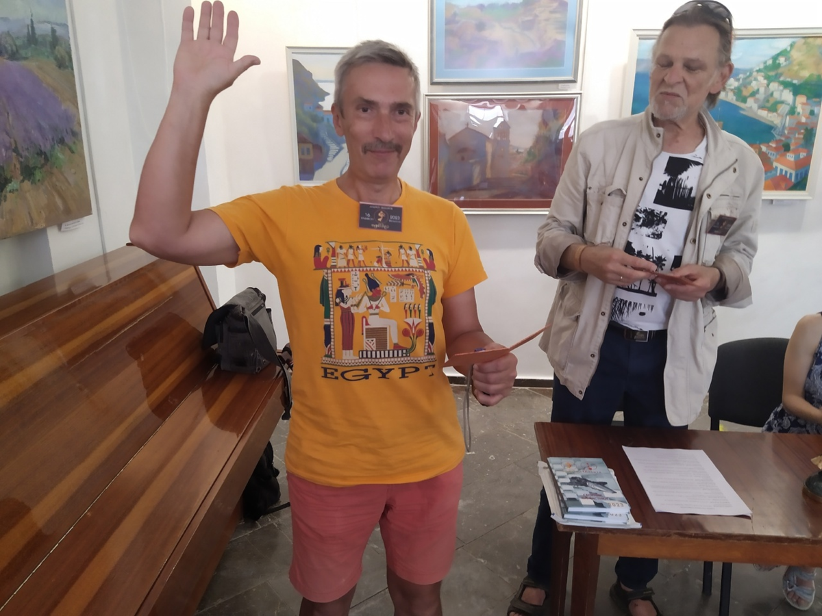 Гость Крымкона - "Человек из Кемерово" - Андрей Макаров, получил членский билет Клуба "Фанданго" (с) Фото: Н. Остапцов