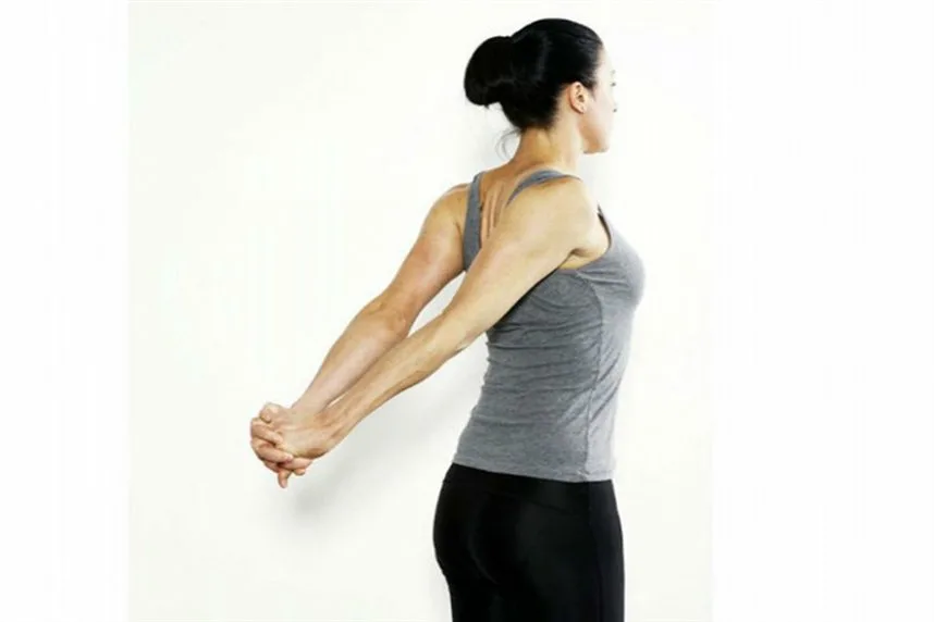Упражнения для спины стоя. Красивая осанка. Растяжка мышц плечевого пояса. Упражнение руки за спиной. Почему плечи вверх