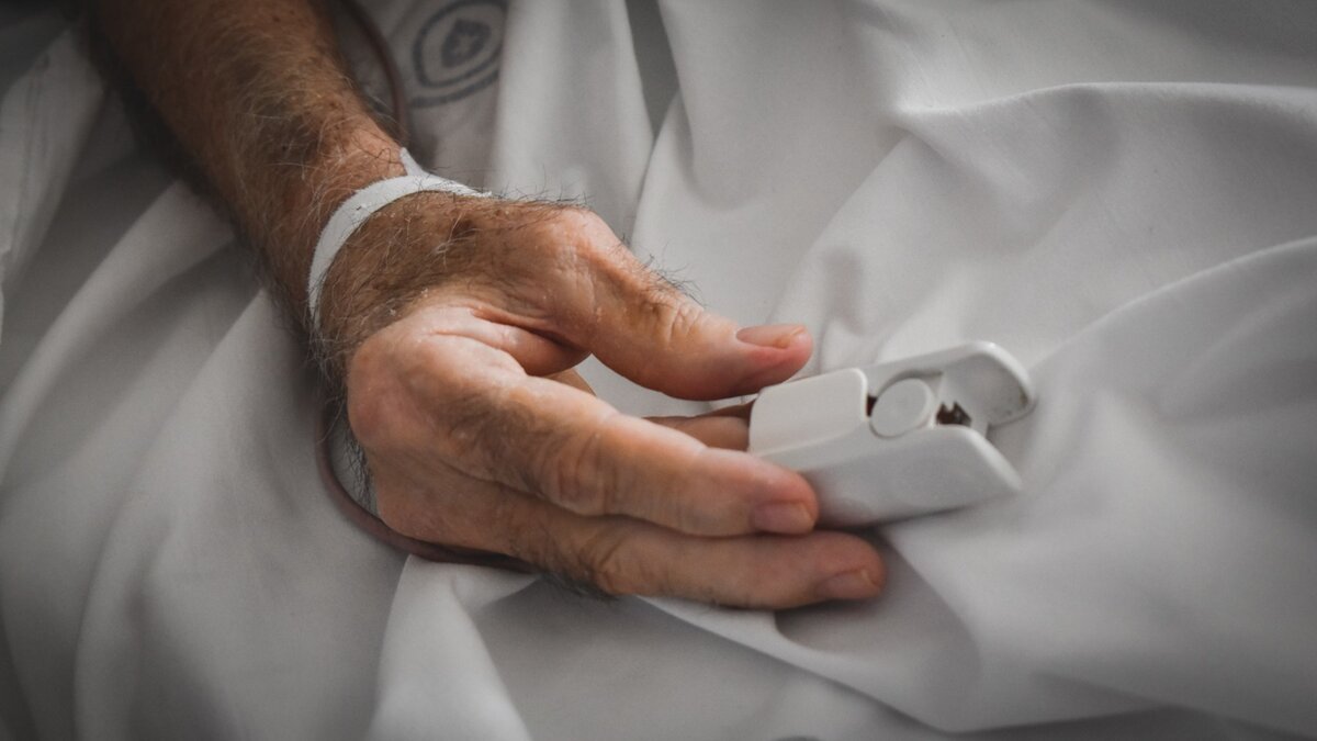     Волгоградским медикам не удалось спасти 62-летнего мужчину, на которого напал бык. Пенсионер скончался в реанимации.