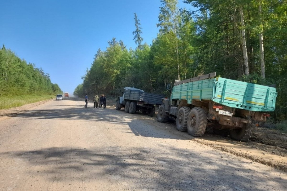    В Якутии мужчину зажало между двумя грузовиками, он скончался
