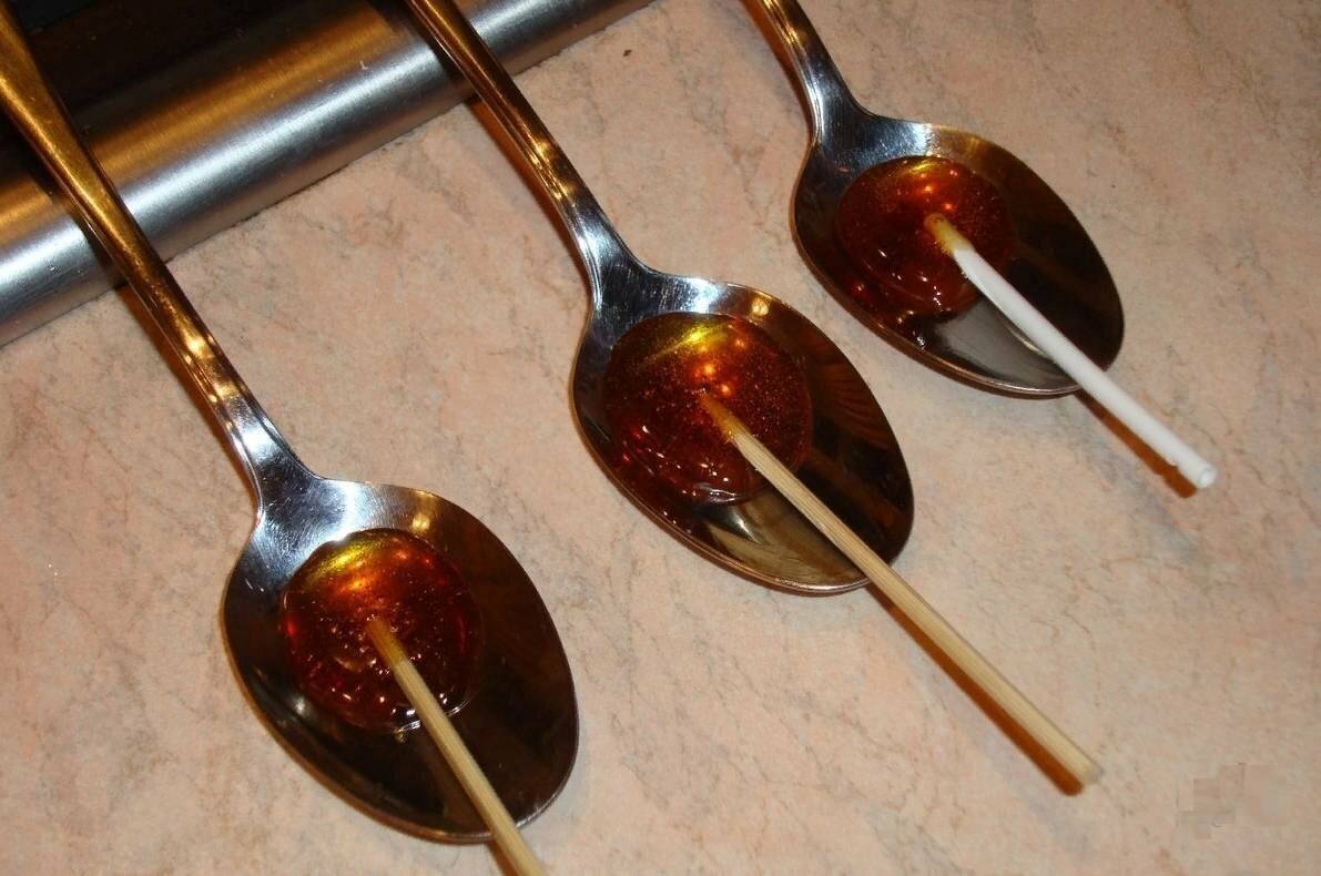 Жженый сахар в ложке. Жженый сахар леденец. Тягучая карамель. Карамель на ложке. Карамель на ложке.