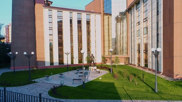 ⚡Дорогие абитуриенты!! Впереди вас ждёт прекрасная пора студенчества! Педагоги, сотрудники и студенческое сообщество Института искусств будут рады разделить с вами эти годы, ответить на ваши вопросы о вузе, оказать помощь и поддержку. Для того чтобы каждый из вас мог быстрее найти нужную информацию, мы подробно расскажем о вузе и его инфраструктуре
❗МЫ В СЕТИ:
Подписывайтесь на наши страницы в социальных сетях, там мы публикуем самые свежие новости, информацию о новых возможностях для студентов и преподавателей, и всё самое интересное из жизни вуза.
_______________________
Официальный сайт: https://kgii.ru/
ВКонтакте: vk.com/sgii_official
Официальный телеграм-канал
t.me/sgiikrasnoyarsk (https://t.me/sgiikrasnoyarsk)
_______________
КОНТАКТЫ
📌Приемная ректора
тел. 8 (391) 212 41 74
e-mail info@kgii.ru
📌Приемная комиссия https://vk.com/priem_sgii
https://t.me/priem_sgii
тел. 8 (391) 227 82 18, +7(908)216-37-86;
e-mail priem@kgii.ru
📌Колледж
тел. 8 (391) 227 82 31
e-mail college@kgii.ru
📌Деканат музыкального факультета
тел. 8(391) 212-40-62
e-mail metmuz@yandex.ru
📌Деканат факультета театрального и хореографического искусств
тел. 8 (391) 227 82 18
e-mail metmuz@yandex.ru
📌Деканат художественного факультета
тел. 8 (391) 227 02 16
e-mail dekanathf@kgii.ru
_________________________
☝Главный корпус - (ул. Ленина, 22). Здесь находятся администрация вуза, концертные залы, деканаты, аудитории Музыкального факультета, Факультета театрального и хореографического искусств, Колледжа, а также столовая (2 этаж), буфет (4 этаж). Рядом с вузом расположен сквер и памятник Дмитрию Хворостовскому.
📍В корпусах №2 и №3 по адресу ул. Конституции СССР, 9А и пр. Мира, 98 проходят занятия студентов Художественного факультета. Здесь расположены мастерские, выставочные залы, учебные аудитории, библиотеки.
📍Институт располагает 9-этажным общежитием по адресу:
г. Красноярск, ул. Белинского, 11 (ост. ул. Дубенского). Близкое расположение к главному корпусу и корпусу по адресу ул. Конституции СССР, 9А позволяет студентам передвигаться пешеходным маршрутом (15 минут). В общежитии есть бесплатный тренажёрный зал)
📍Столовая института находится в главном корпусе по адресу:
г. Красноярск, ул. Ленина, 22, 2 этаж, центральный блок. Помимо этого, в вузе работает буфет. Цены на продукты питания и кофе демократичные, за качество отвечает Комплекс питания института)
📍Медицинский кабинет находится в корпусе художественного факультета по адресу: г. Красноярск, ул. Конституции СССР, 9А, 1 этаж.
📍Библиотека находится в главном корпусе, в центральном блоке на 3 этаже; Фонотека — в V блоке. Фонд библиотеки СГИИ насчитывает около 180 тыс. экземпляров. Типология изданий разнообразна: ноты, книги, электронные документы, периодические издания, рукописи, учебно-методические и творческие работы, аудиовизуальные документы.
📍Институт имеет два спортивных зала: игровой спортивный зал (ул. Ленина, 22) и тренажерный зал, расположенный в общежитии (ул. Белинского, 11). Залы укомплектованы инвентарем, необходимым для занятий различными видами спорта. Для всех желающих работают секции по мини-футболу, шахматам, настольному теннису, карате, волейболу, атлетической гимнастике.
📍Студенческое самоуправление в СГИИ имени Д. Хворостовского представлено Советом обучающихся, который занимает активную позицию в реализации молодежной политики в институте. Члены Совета являются волонтёрами культуры, занимаются развитием добровольчества, устраивают интересные акции и культурно-массовые мероприятия
📍В институте выпускается студенческая газета «Lege artis. По законам искусства». В газете освещаются самые яркие события, происходящие в стенах вуза: интервью с гостями, деятелями искусства нашей страны, а также отзывы о прошедших концертах и студенческие заметки.
_____________________
📍Полезные ссылки:
Кафедра сольного пения и оперной подготовки:
https://vk.com/vocalart24
Кафедра художественной керамики:
https://vk.com/ceramicasgii
Кафедра хореографического искусства:
https://vk.com/public219413728
Кафедра дизайна /дизайн среды:
https://vk.com/kgiidesignsreda
Направление "Искусство народного пения":
https://vk.com/pervocvetkrasnoyarsk
Кафедра мастерства актера:
https://vk.com/club203106816
Группа спортивно-активной молодёжи:
https://vk.com/ssk.olymp
Мероприятия управления молодёжной политики:
https://vk.com/club211344910
Научный отдел Института:
https://vk.com/nauka_sgii
Совет обучающихся:
https://vk.com/sovet_sgii
Ассоциация развития науки, образования и социокультурного проектирования в сфере искусств.
https://vk.com/intellect_culture?w=club195723743

Теги:
#СибГИИ
#ИнститутИскусств
#абитуриентсибгии
#ПоступивСГИИ
#СобытияСГИИ
#АфишаСГИИ