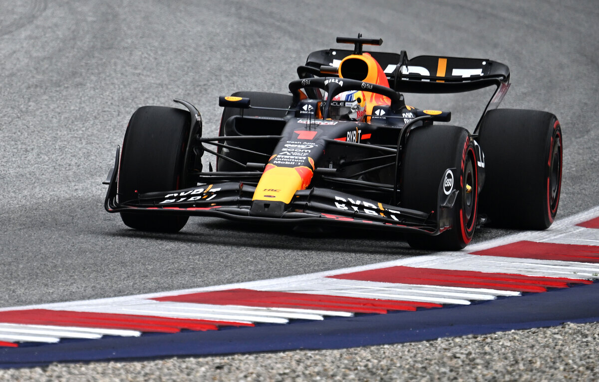    Болид Макса Ферстаппена  EPA-EFE/CHRISTIAN BRUNA