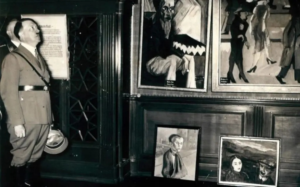 Адольф Гитлер на выставке «Дегенеративного искусства», 1937 год.