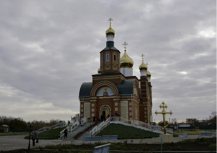 на месте храма Покрова Пресвятой Богородицы сейчас стоит храм святой равноапостольной царицы Елены
