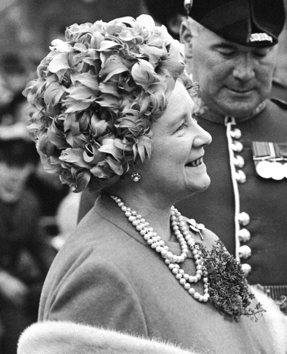 Королева-мать в броши трилистник 