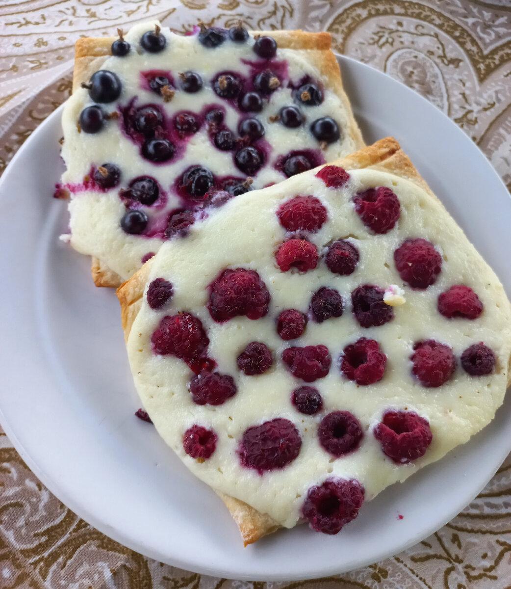 Пироги с сыром рикотта и ягодами