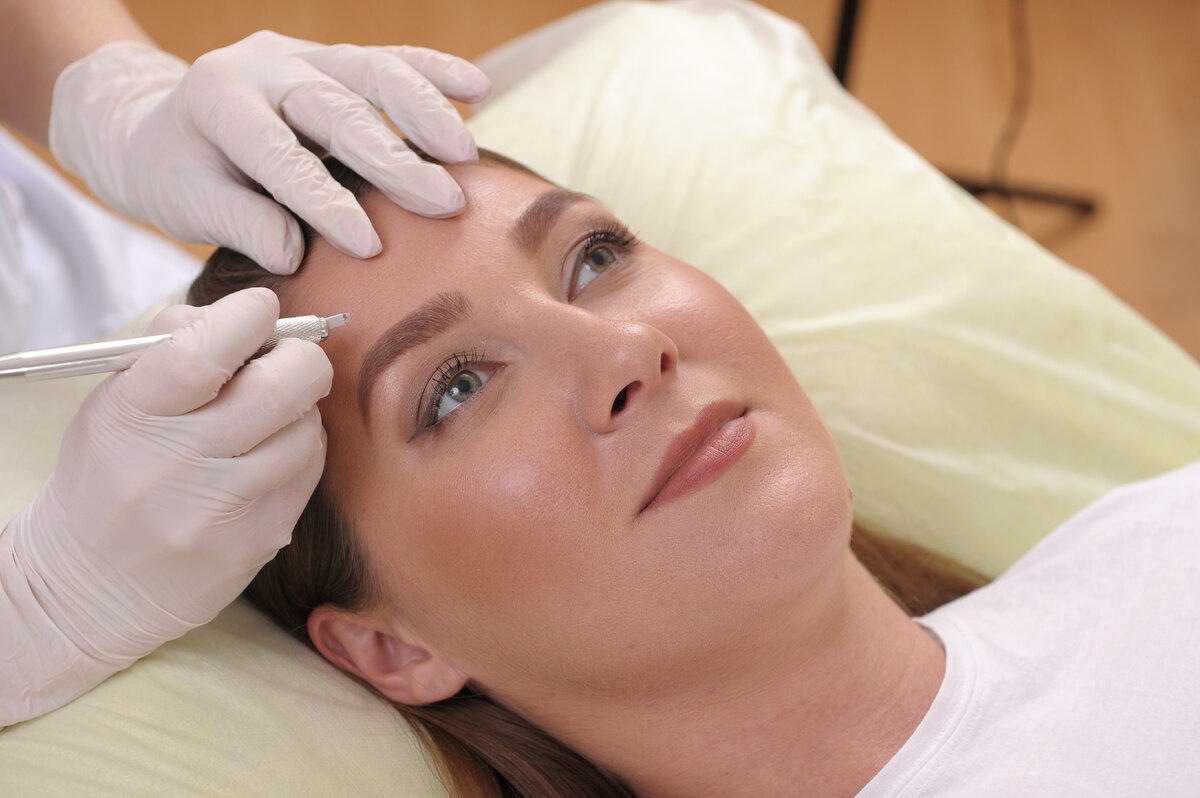 перманентный макияж процесс. перманентный макияж. процедура перманентного макияжа бровей. перманентный макияж. растушевка бровей.