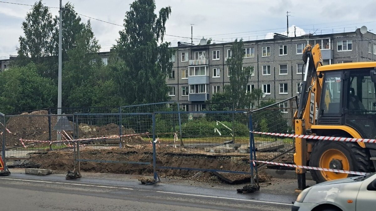     Жители отдаленного района рассказали, что вынуждены высаживаться на временной остановке прямо возле разрытого котлована, фотографии появились в соцсетях.