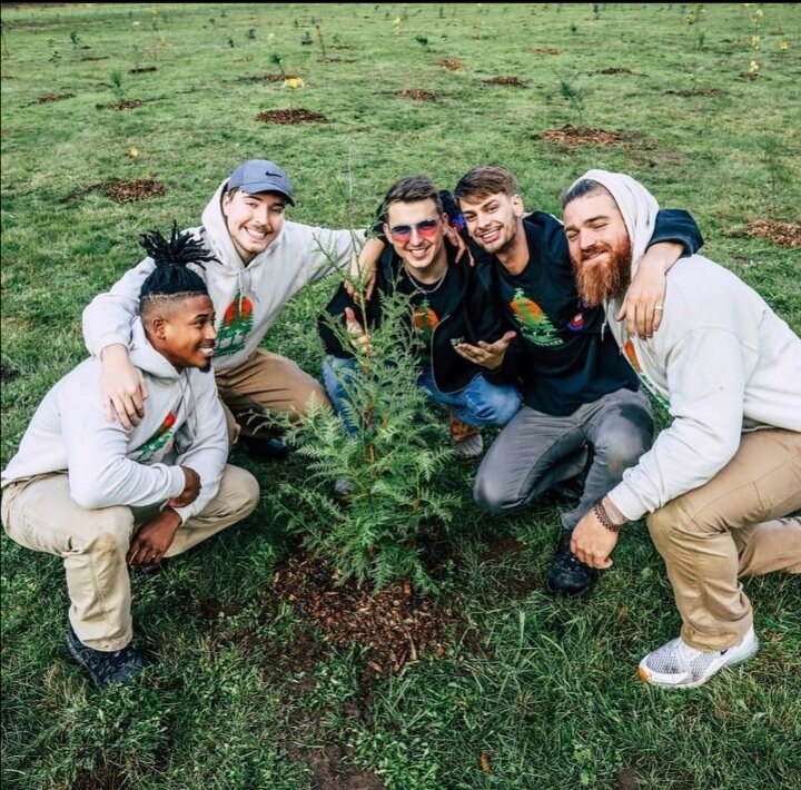 MrBeast со своей командой 