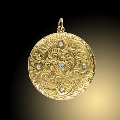 Золотой медальон с гравировкой и бриллиантами. 