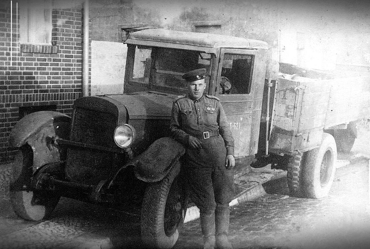 Водитель автомобилей в военном. Кабина ЗИС 5. ЗИС-5 поливомоечная машина. Полуторка Великой Отечественной войны. ЗИЛ 1943.