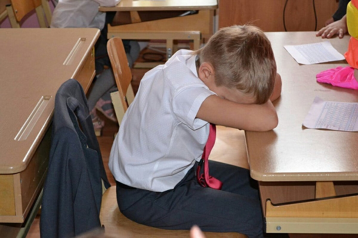 Н не был на уроке. Ученик за партой. За партой в школе. Школьники за партой. Школа ученики за партой.