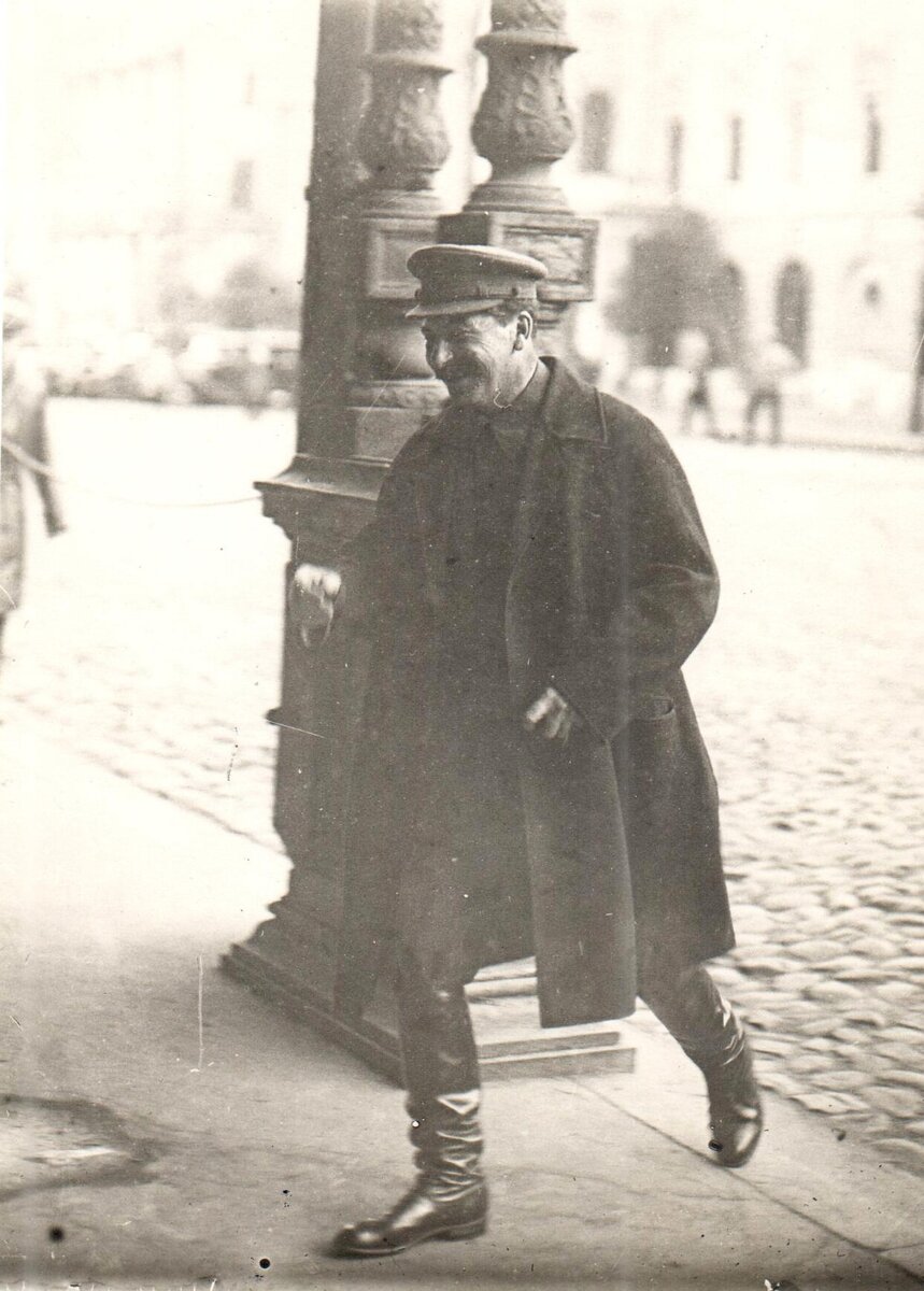 Сталин И.В. направляется в Большой театр на заседание 5-го съезда Советов СССР