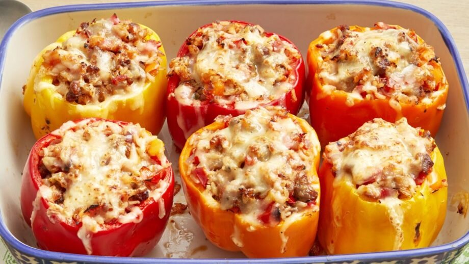 Перец фаршированный мясом в духовке. Фаршированные перцы в духовке видео. Перец фаршированный булгуром. Перец запеченный в духовке с сыром. Перец фаршированный половинками.