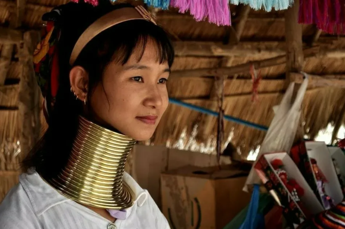 Длинная шея причины. Племя Каренов в Тайланде. Деревня длинношеих женщин.