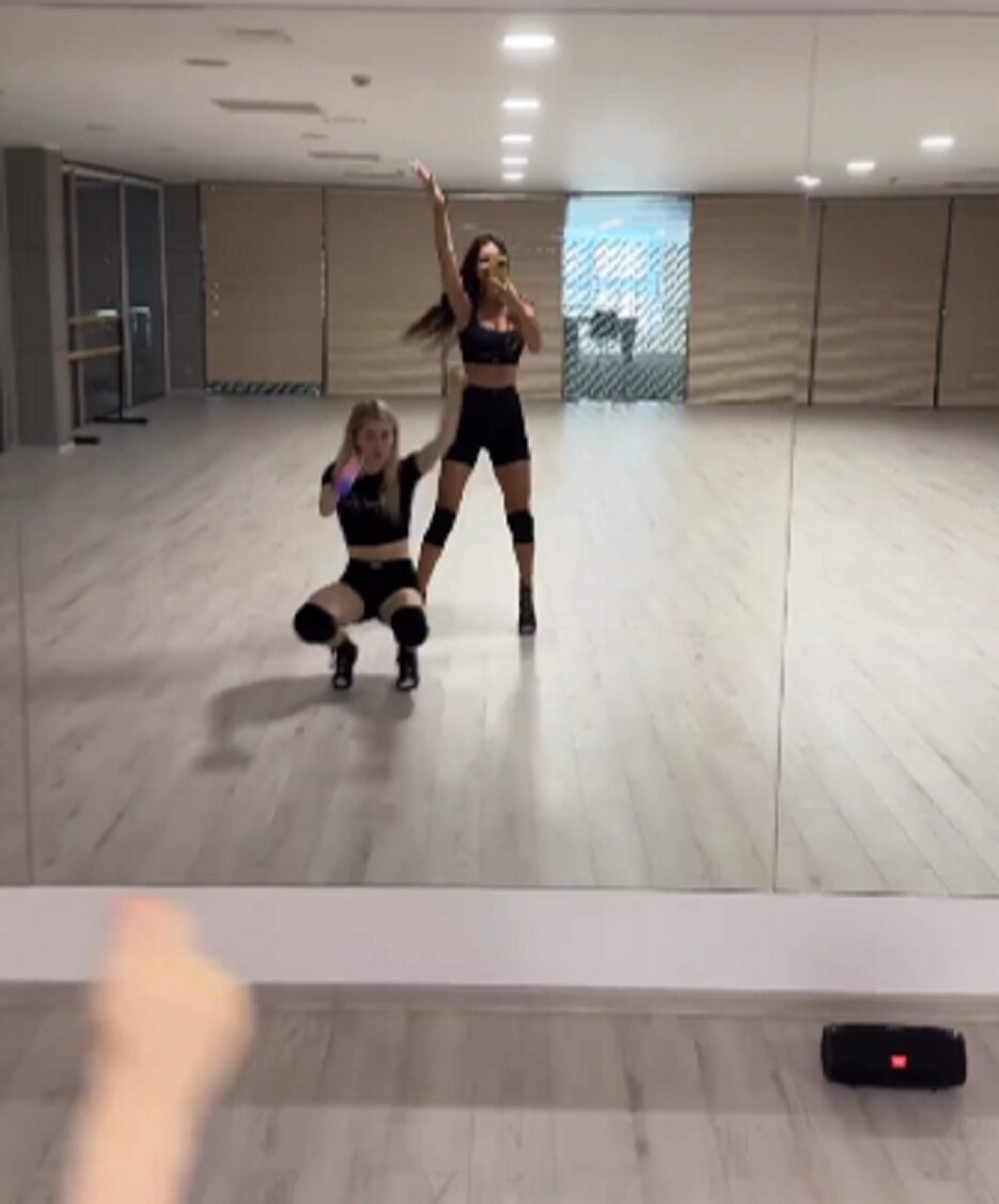    Оксана Самойлова занимается с тренеромСоцсети Оксаны Самойловой