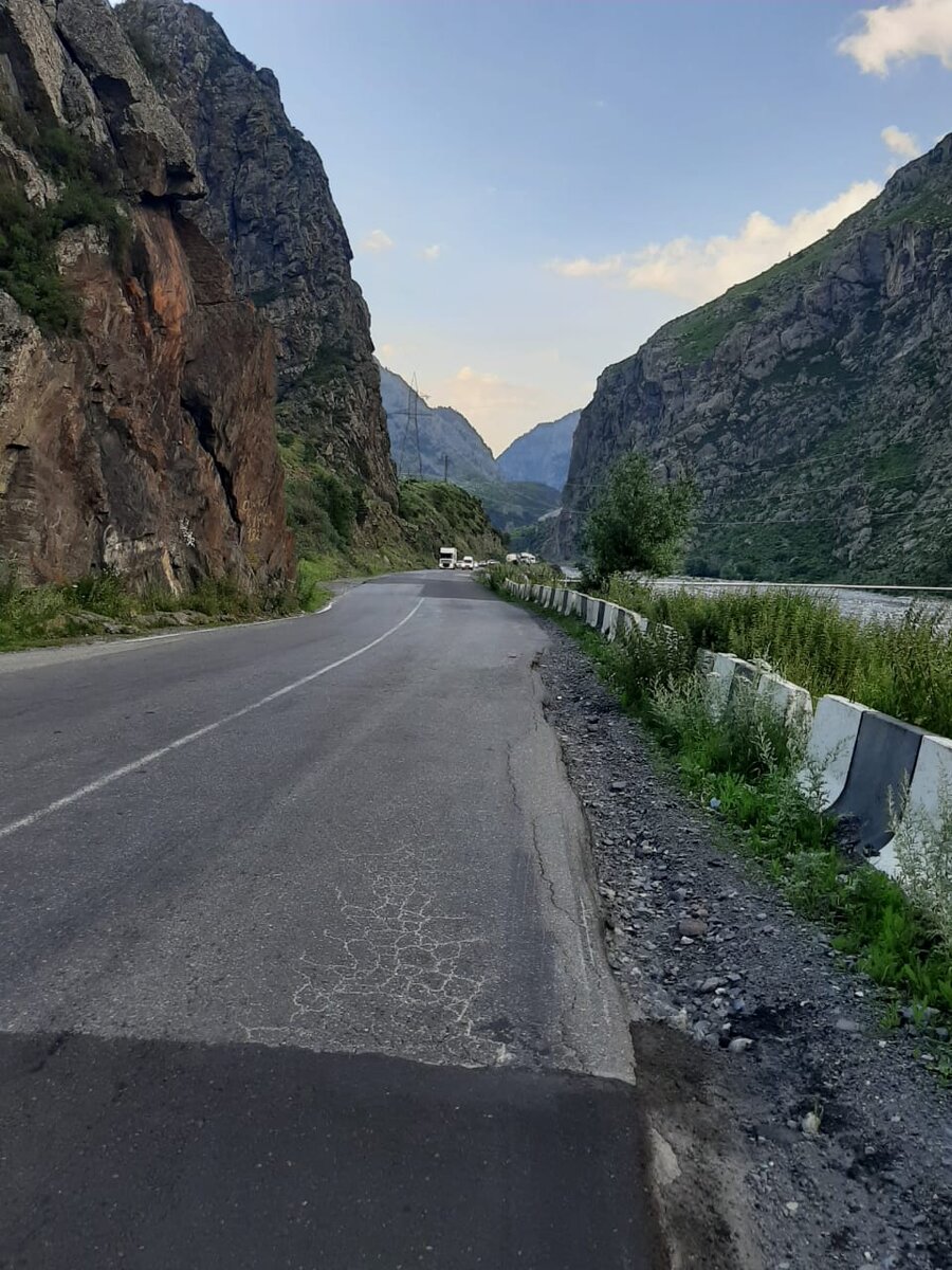 Так получается, что Грузия является в моем путешествии из России в Турцию на машине, всего лишь страной, которую можно всю проехать за каких то 6-7 часов.