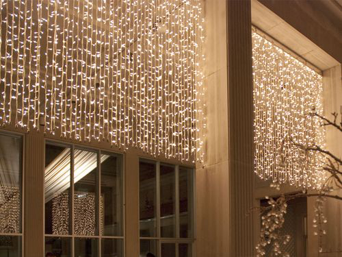 Гирлянда стекающий дождь на окно