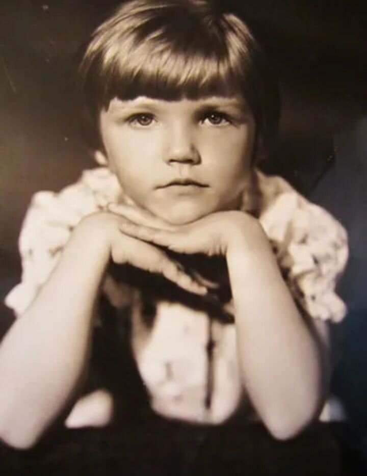 Моё детское фото из личного архива . Но на нём мне уже 6 лет . 