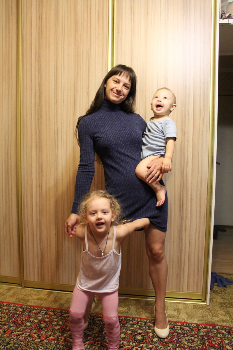 Шьющая мать: дошила платье пытаюсь красиво заснять для соцсетей