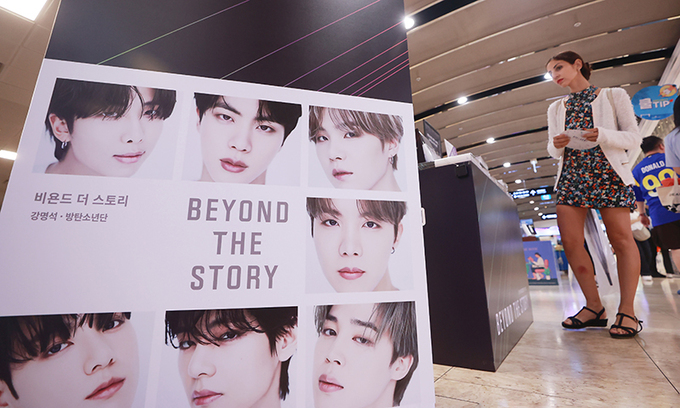 Девушка, по видимому арми, рассматривает книгу "Beyond the Story: The Ten Year Record of BTS" в книжном магазине Kyobo в Jongno-gu, Сеул.