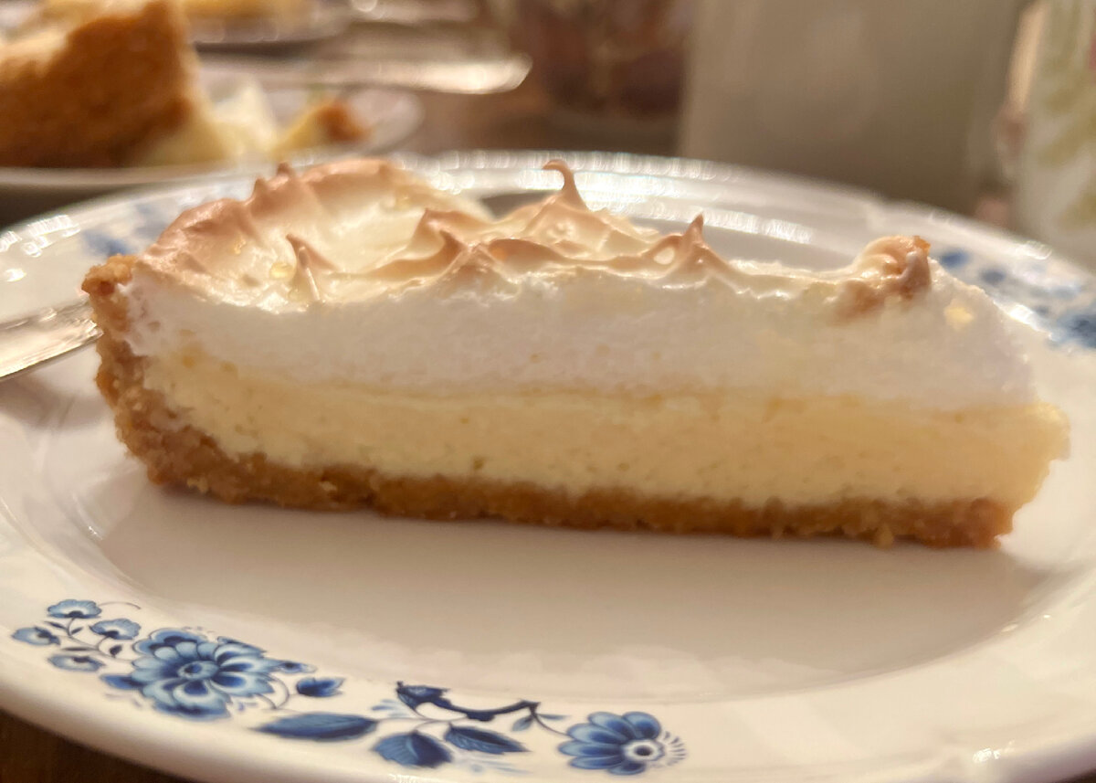 Лимонный торт в разрезе 