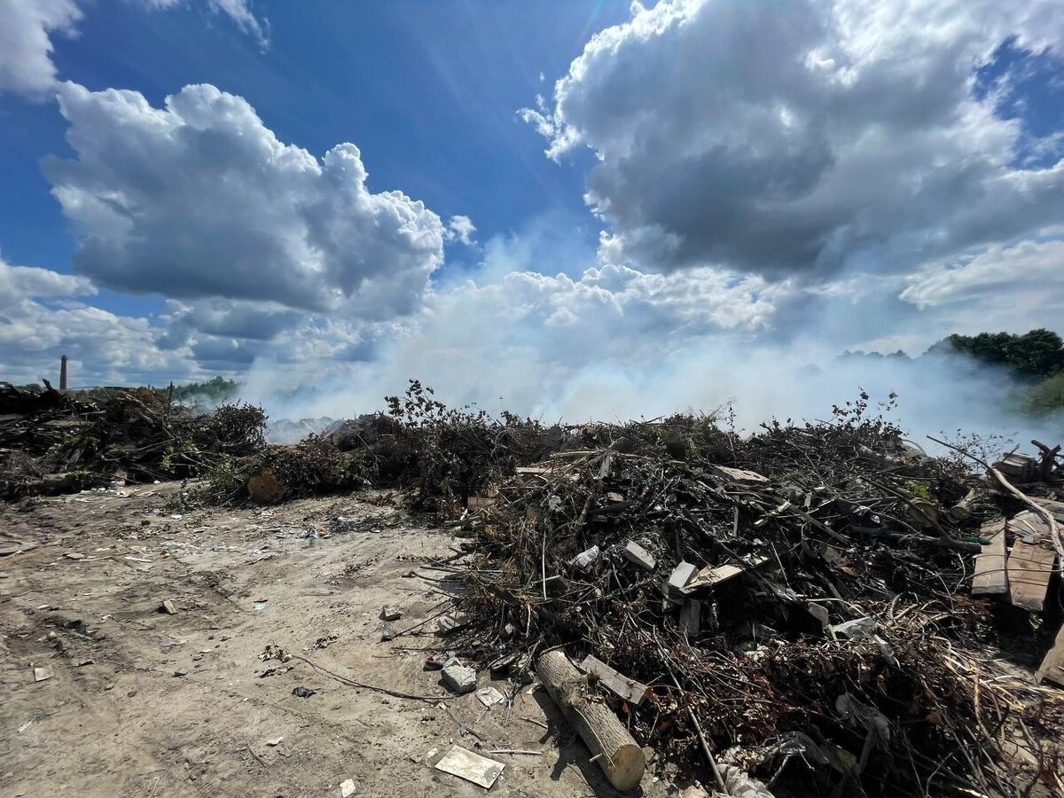    В Брянске загорелась мега-свалка по улице Сталилетейной avchernov