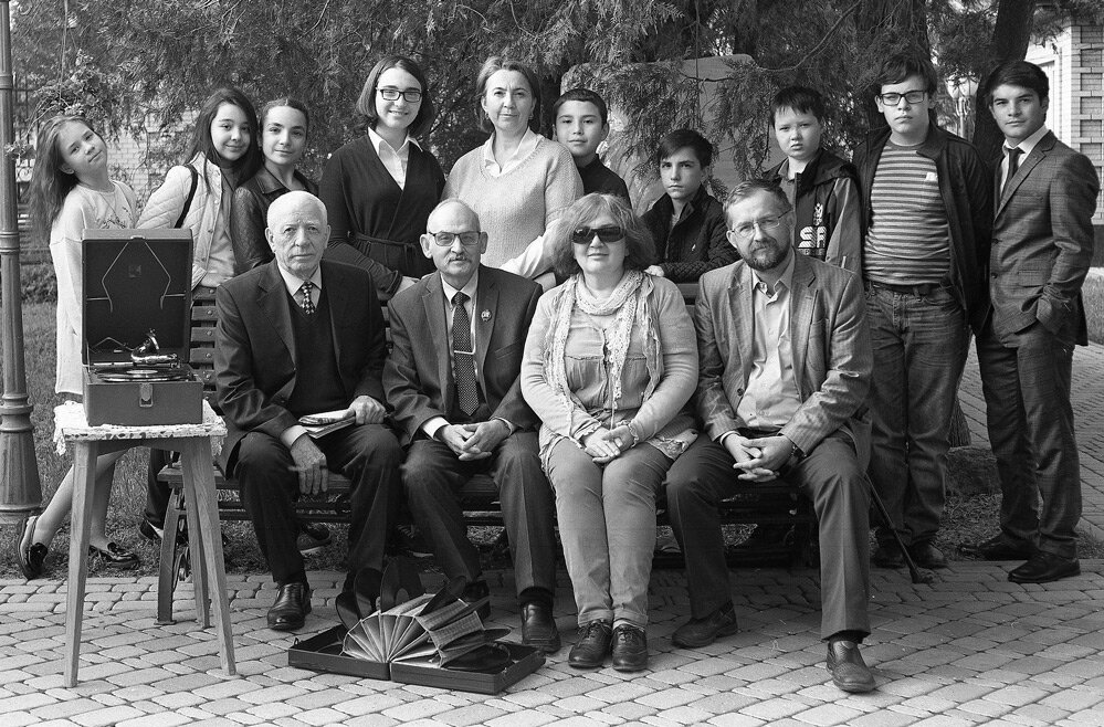 Участники «Встречи у патефона» в редакции газеты «День республики». Фото сделано фотокамерой «Москва» № 5964374.