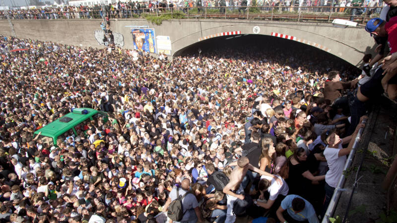  Люди карабкались на стены, чтобы вылезти наружу. Фото: неизвестного автора