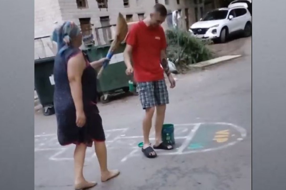    Волжанка отходила веником парня из-за разницы во взглядах на эстетику двора