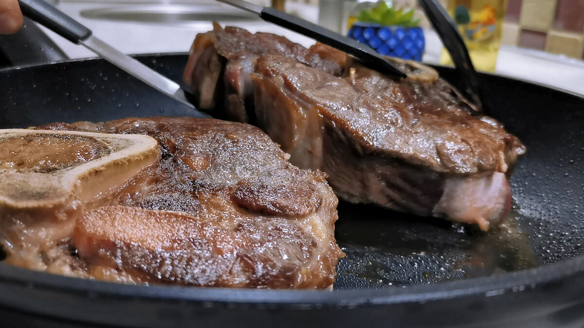 После того как однажды мы приготовили мясо таким способом, оно сразу и навсегда стало одним из самых наших коронных блюд для любого стола. Мясо получается фантастически мягкое.-4