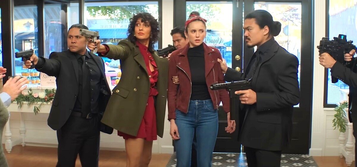 Никогда не понимал выражения "Клиент ВСЕГДА прав". То есть, выходит, даже тогда, когда клиент тычет в лицо продавцу "ствол"?  