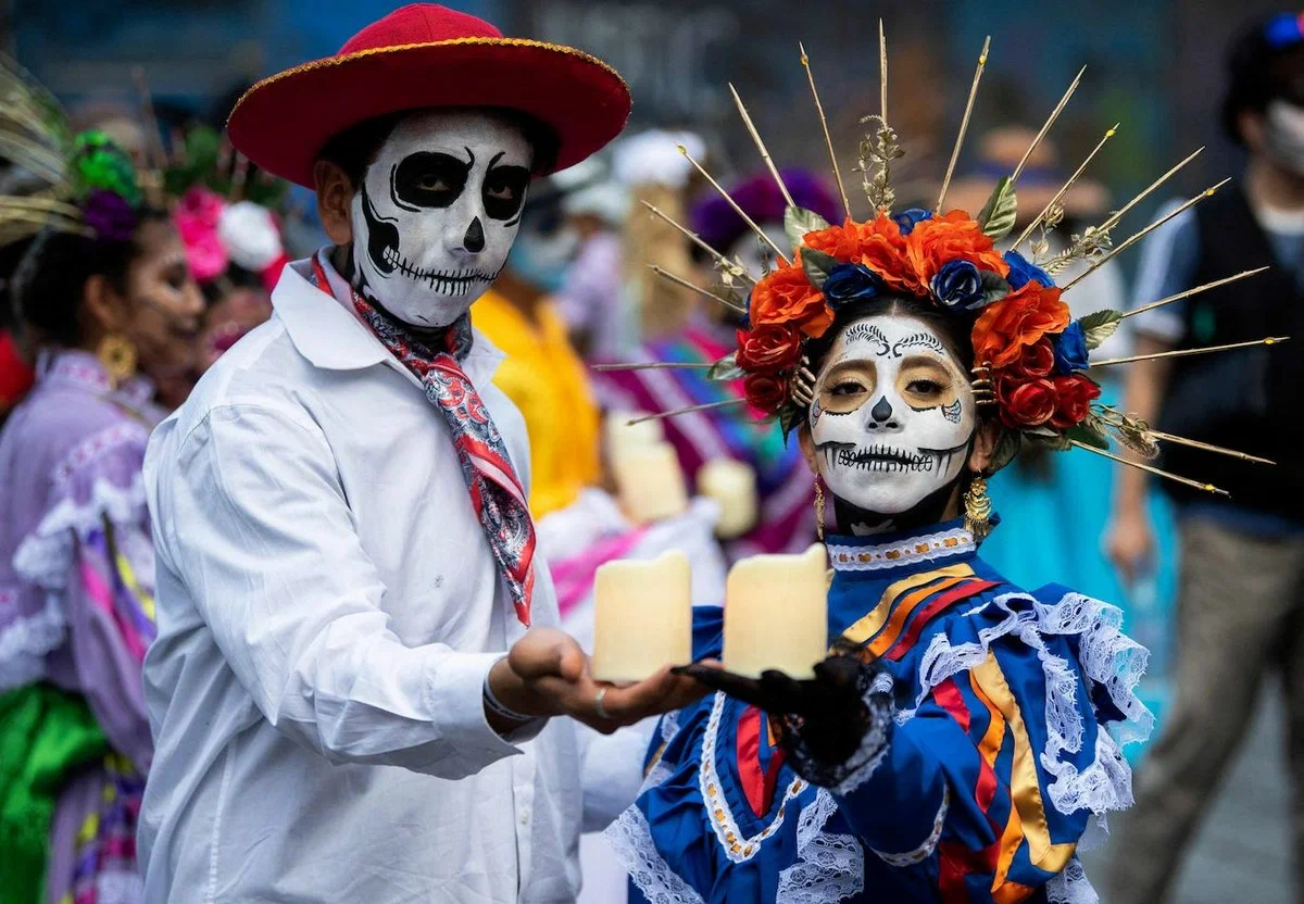 Мексика в настоящее время. Dia de los muertos Мексика. Парад мертвых в Мексике. Dia de los muertos фестиваль. Карнавал в Мексике день мертвых.